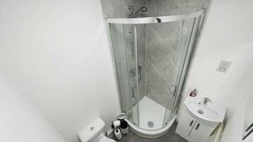 Ducha, secador de pelo, toallas, jabón