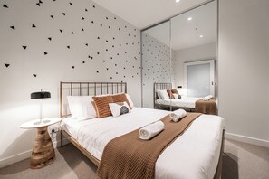 2 makuuhuonetta, työpöytä, silitysrauta/-lauta, ilmainen Wi-Fi