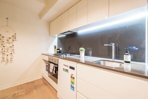 Kühlschrank, Mikrowelle, Ofen, Herdplatte