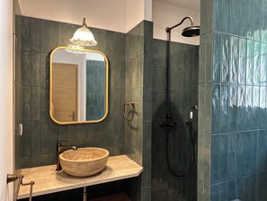 Dusche, Haartrockner, HandtĂŒcher, Seife