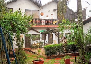 Familjehus - tillgång till pool - utsikt mot trädgården | Eget kök | Kylskåp, mikrovågsugn, ugn och spishäll