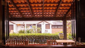 Familjehus - tillgång till pool - utsikt mot trädgården | Utsikt mot trädgården