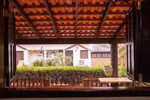 Family House, Pool Access, Garden View | Pemandangan taman