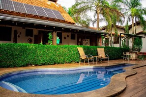 Casa familiare, accesso alla piscina, vista giardino | Piscina | Piscina all'aperto, lettini