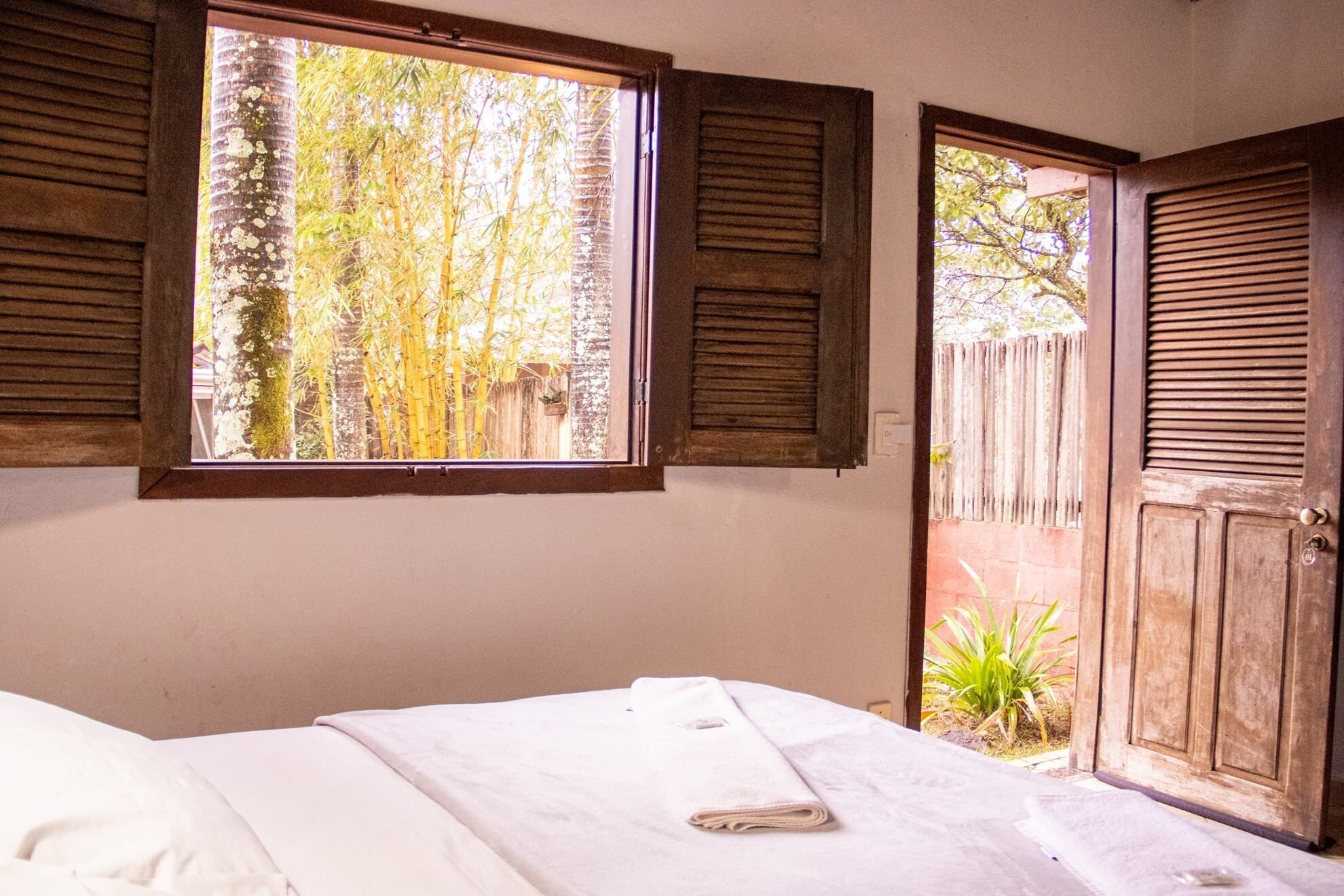 Casa familiar, acceso a la piscina, vistas al jardín | Ropa de cama de alta calidad y decoración individual