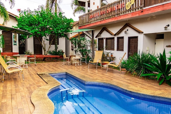 Familjehus - tillgång till pool - utsikt mot trädgården | Pool | Utomhuspool och solstolar