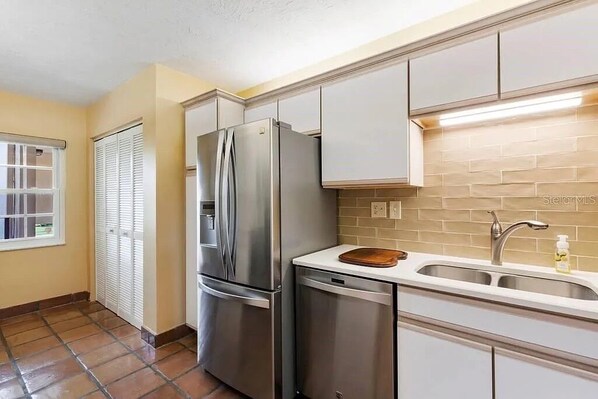 Four Ă micro-ondes, un four, surface de cuisson, lave-vaisselle