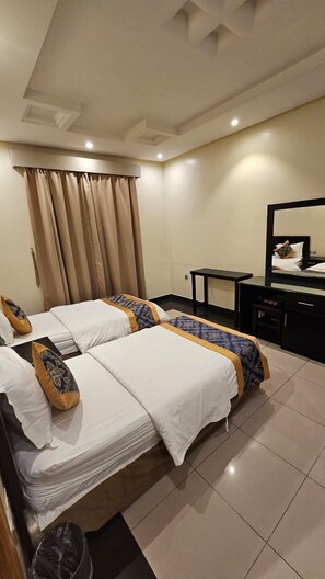 Suíte luxo, 2 quartos | Frigobar, Wi-Fi de cortesia, roupa de cama