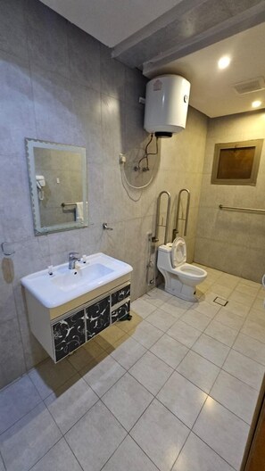 Suíte luxo, 2 quartos | Banheiro | Produtos de toalete grátis, secador de cabelo, chinelos 