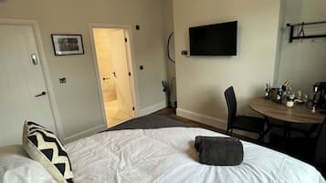 Quarto casal luxo | Quartos à prova de som, ferros/tábuas de passar roupa, Wi-Fi de cortesia