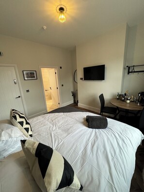 Deluxe Double Room | Soundproofing, iron/ironing board, free WiFi - The Boot Rooms Anfield  (Liverpool)