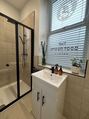 Twin Room | Bathroom