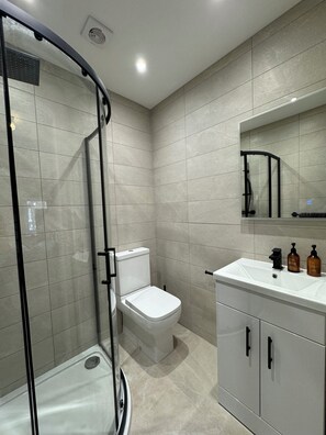 Superior Room | Bathroom | Shower, free toiletries, hair dryer, towels - The Boot Rooms Anfield  (Liverpool)