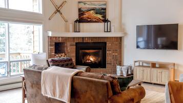 TV connectée, cheminée, jeux vidéo, livres