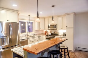 Fridge, microwave, oven, stovetop - Updated cozy home IN Bretton Woods Resort Area - perfect for families + groups (Carroll)