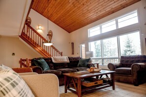 Smart TV, fireplace, video games, books - Updated cozy home IN Bretton Woods Resort Area - perfect for families + groups (Carroll)