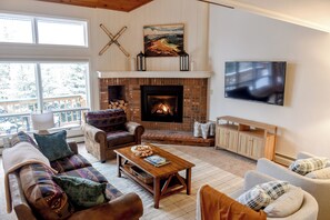 Smart TV, fireplace, video games, books - Updated cozy home IN Bretton Woods Resort Area - perfect for families + groups (Carroll)