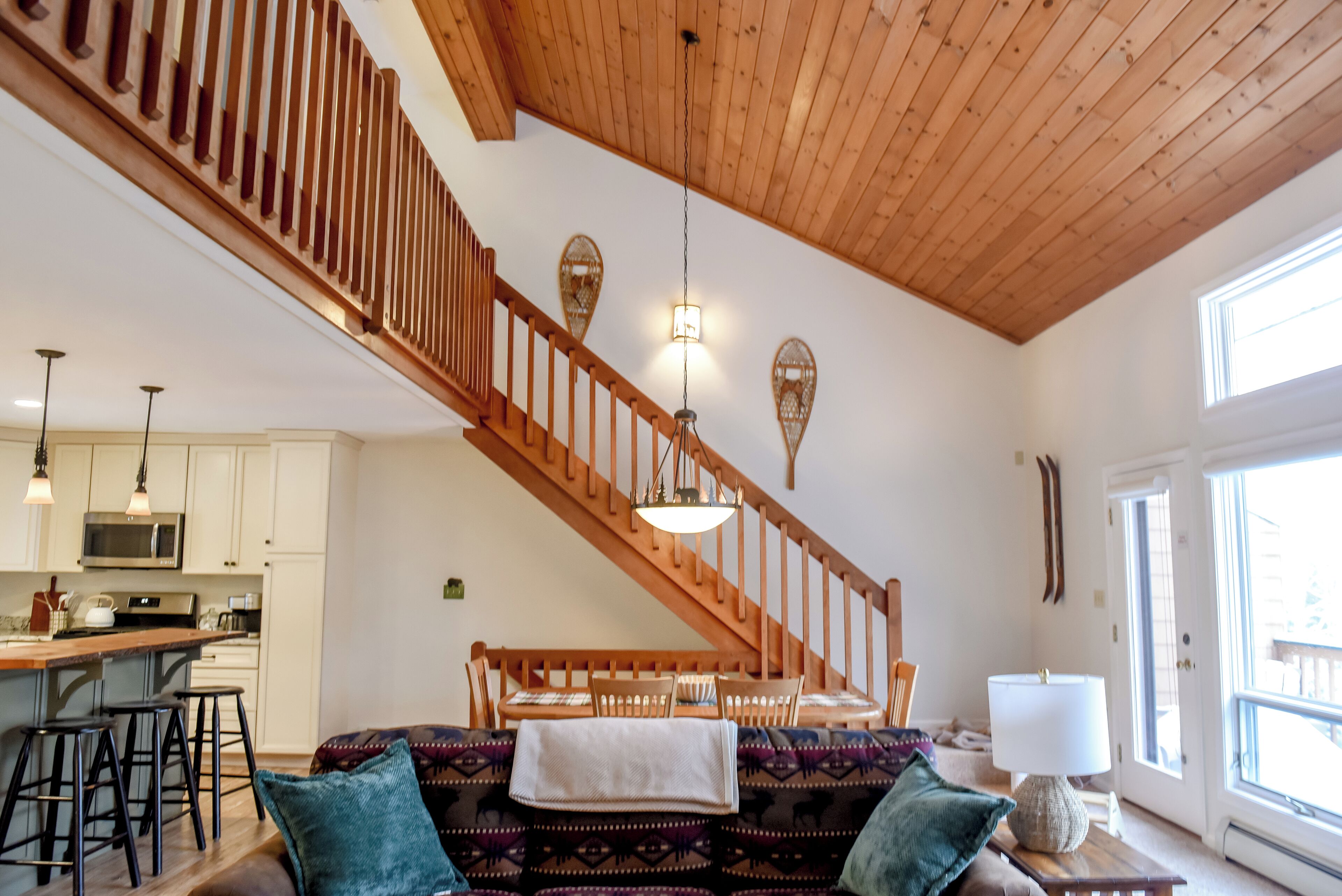 Smart-TV, Kamin, Videospiele, Bücher