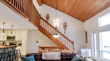 TV connectée, cheminée, jeux vidéo, livres