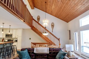 TV connectée, cheminée, jeux vidéo, livres