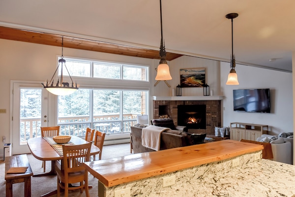 Smart-TV, Kamin, Videospiele, BĂŒcher