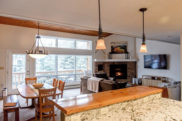 Smart TV, fireplace, video games, books - Updated cozy home IN Bretton Woods Resort Area - perfect for families + groups (Carroll)