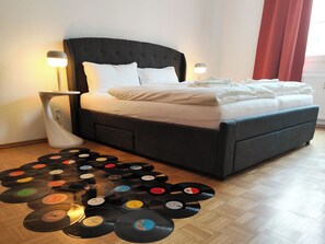 1 chambre, fer et planche à repasser, lit de bébé portatif