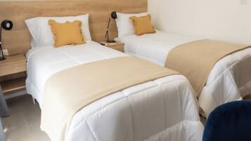 Schreibtisch, laptopgeeigneter Arbeitsplatz, kostenloses WLAN