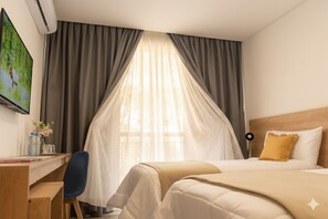 Habitación superior con 2 camas individuales | Escritorio, espacio para trabajar con laptop y wifi gratis