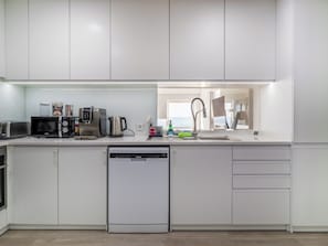 Microwave, oven, stovetop, dishwasher - Elegant 2-bedroom apartment with AC steps from the Beach (Ponta Delgada)