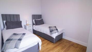 2 kamar tidur dan didekorasi berbeda-beda