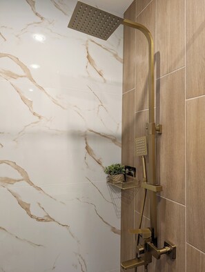 Shower, hair dryer, towels, soap - Panorama Sunset Studio Stara Zagora (Stara Zagora)