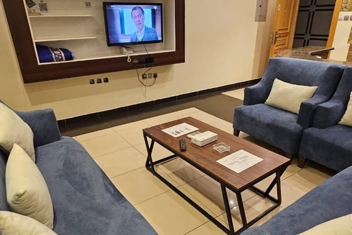 Ein stilvoller Lounge-Bereich mit blauen Sofas und einem Holztisch.