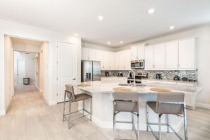 Réfrigérateur, four à micro-ondes, un four, surface de cuisson