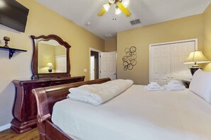 7 chambres, fer et planche à repasser, lit de bébé portatif