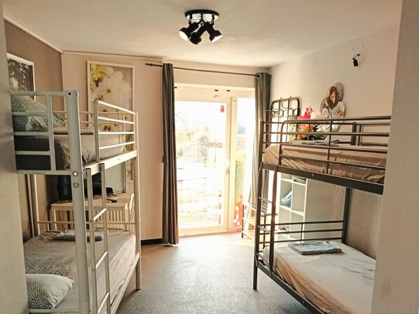 Nhà | 2 phòng ngủ, trang bị nội thất với thiết kế riêng biệt, bộ trải giường 