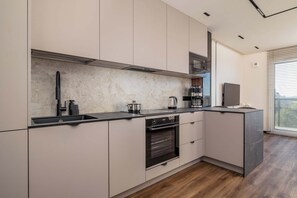 Kjøleskap, mikrobølgeovn, ovn og kokeplater