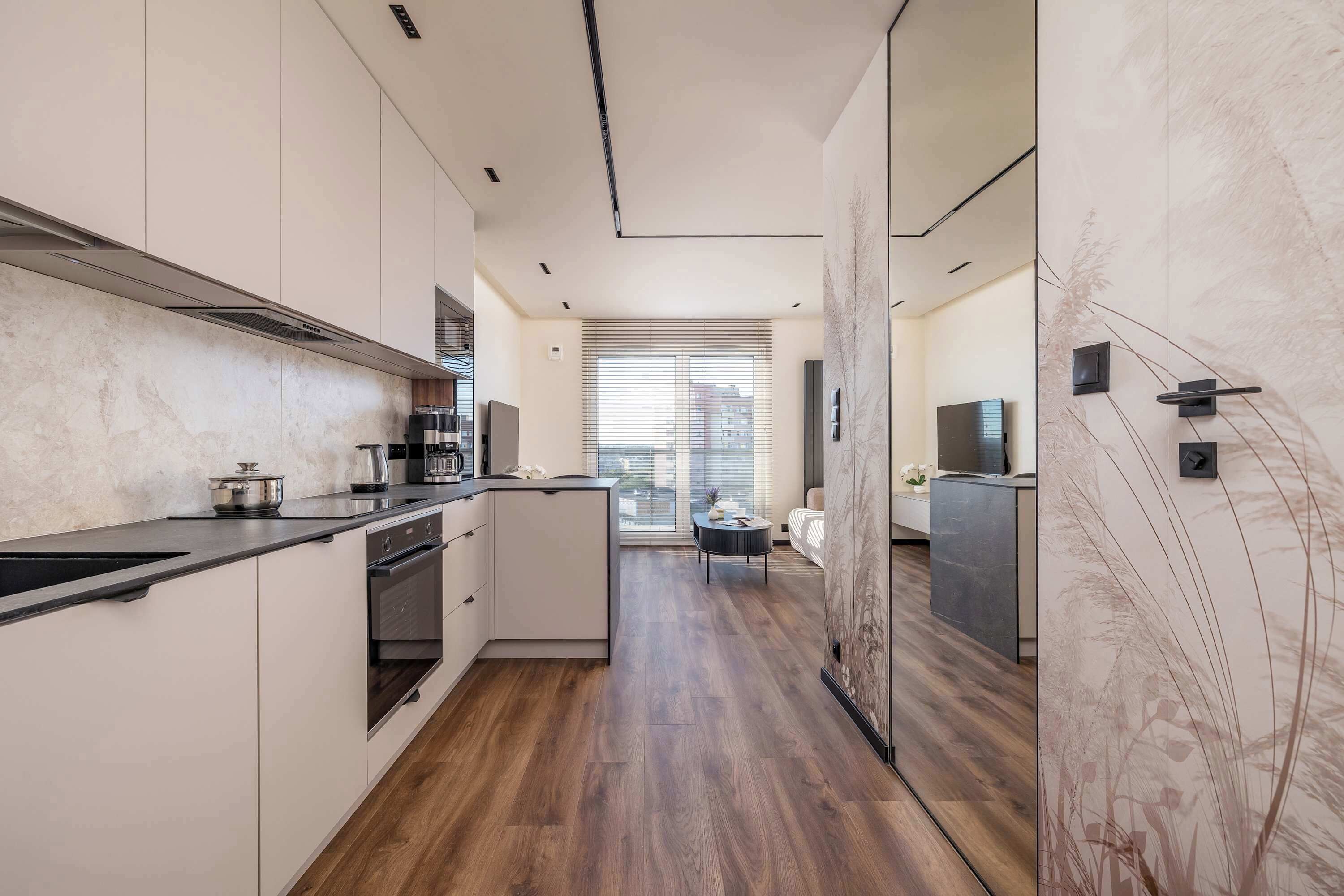 冷蔵庫、電子レンジ、オーブン、コンロ