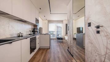 冷蔵庫、電子レンジ、オーブン、コンロ