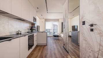 Jääkaappi, mikroaaltouuni, uuni, liesi