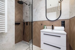 Shower, hair dryer, towels