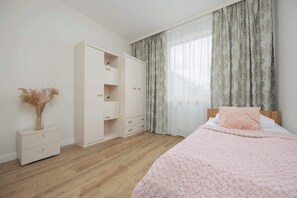 3 室のベッドルーム、デスク、アイロン / アイロン台、WiFi