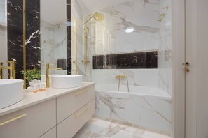 Dusche, Haartrockner, Handtücher, Shampoo