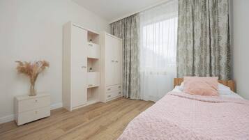 3 bedrooms, desk, iron/ironing board, WiFi