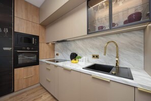 冷蔵庫、電子レンジ、オーブン、コンロ