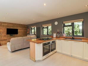 Dishwasher, cookware/dishes/utensils - Willow Cottage (Romsey)