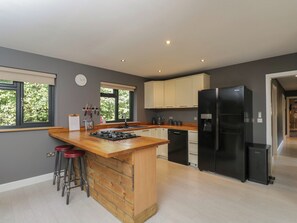 Dishwasher, cookware/dishes/utensils