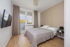 2 bedrooms, desk, iron/ironing board, travel crib