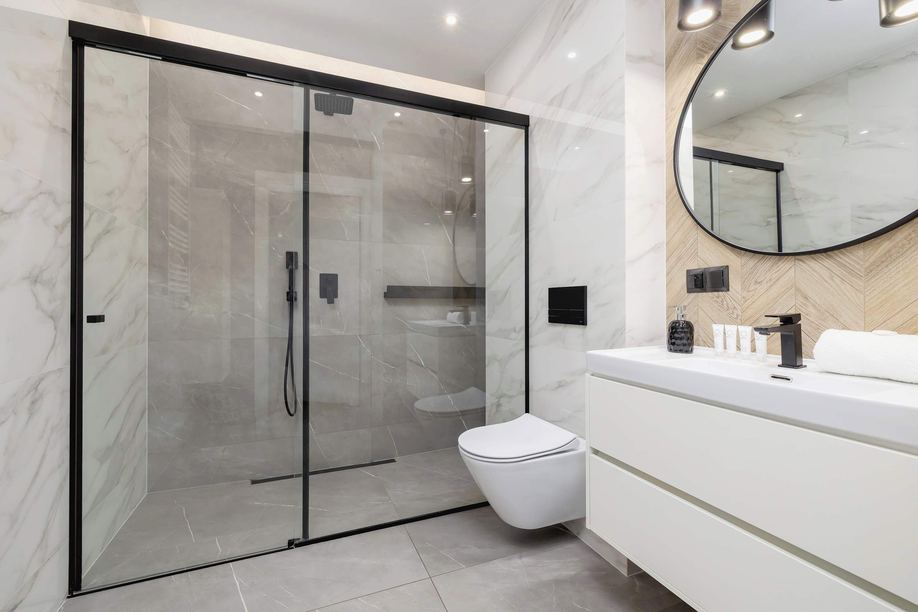 Shower, hair dryer, towels, shampoo