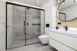 Douche, sèche-cheveux, serviettes fournies